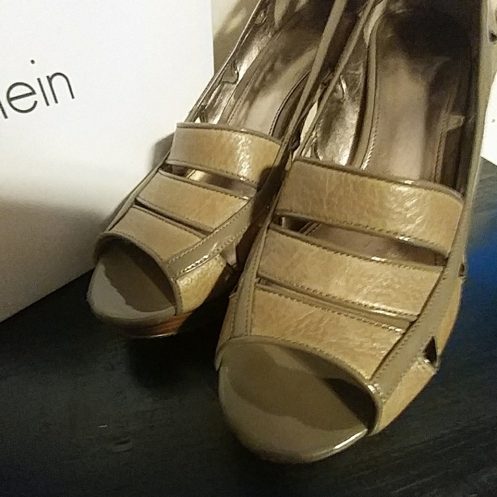🔥CALVIN KLEIN🔥OLIVE PATENT HEELS - Picture 2 of 7
